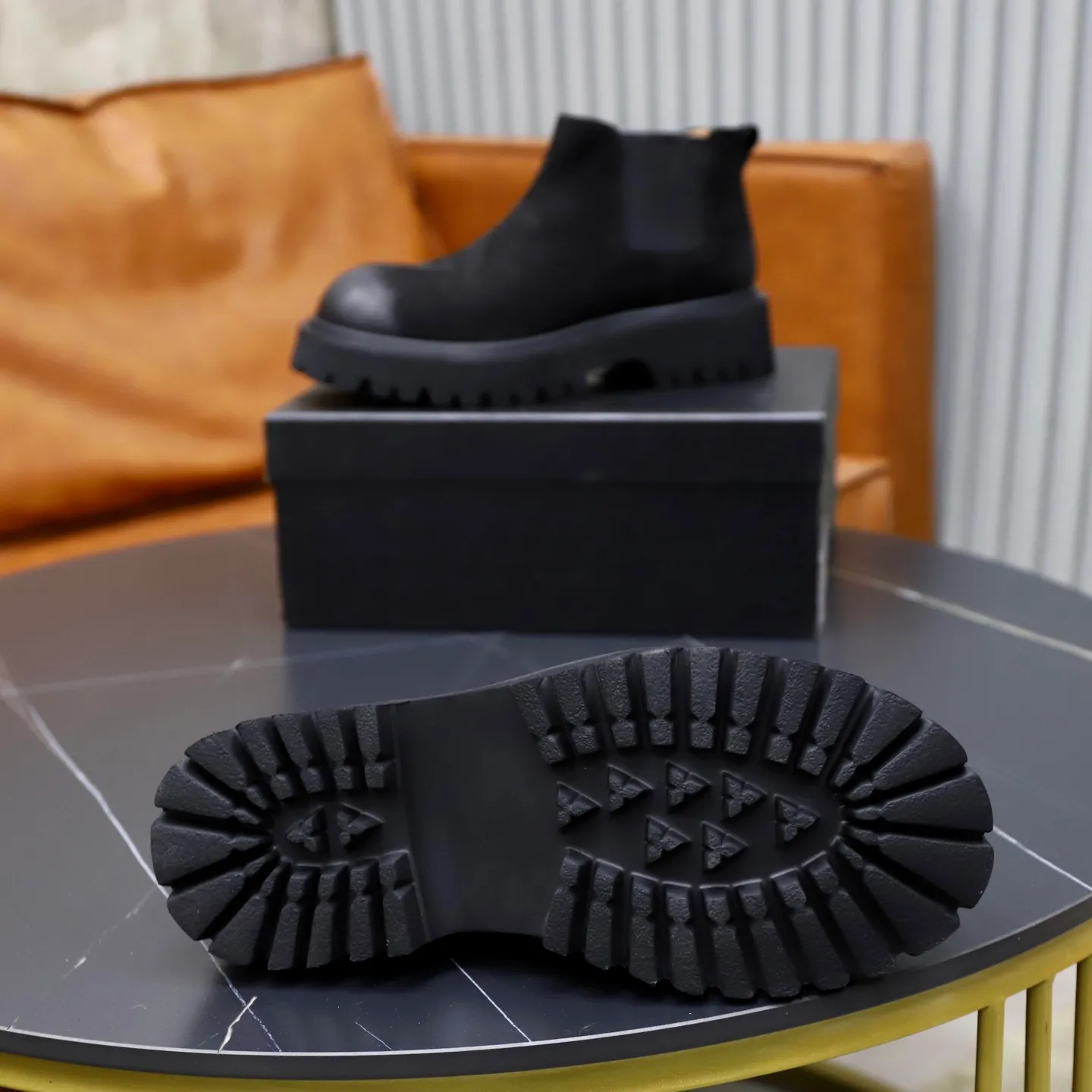 Men's shoes: 580💰🙅‍♂️🙅‍♂️🙅‍♂️ Brand: PRADA Standard code: 38-44 (45 customized) Grade: Same as the official website Material: Original high-grade high-mercerized light Comfortable and breathable pigskin lining Non-slip soft wear-resistant outsole Style category: Men's fashionable casual boots Distinguished luxury brand elements Top luxury Color: actual picture color